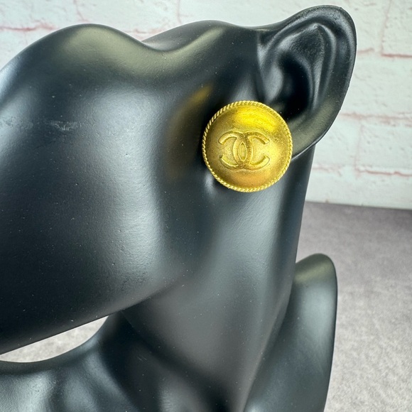 CHANEL Vintage 1994 Gold Plated CC Clip On Earrings STUNNING! - Picture 2 of 12